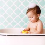 El baño del bebé: un momento mágico para disfrutar en familia.
